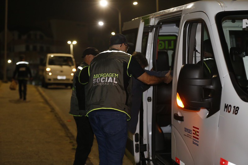 Ação integrada da Prefeitura de Blumenau aborda 34 pessoas em situação de rua