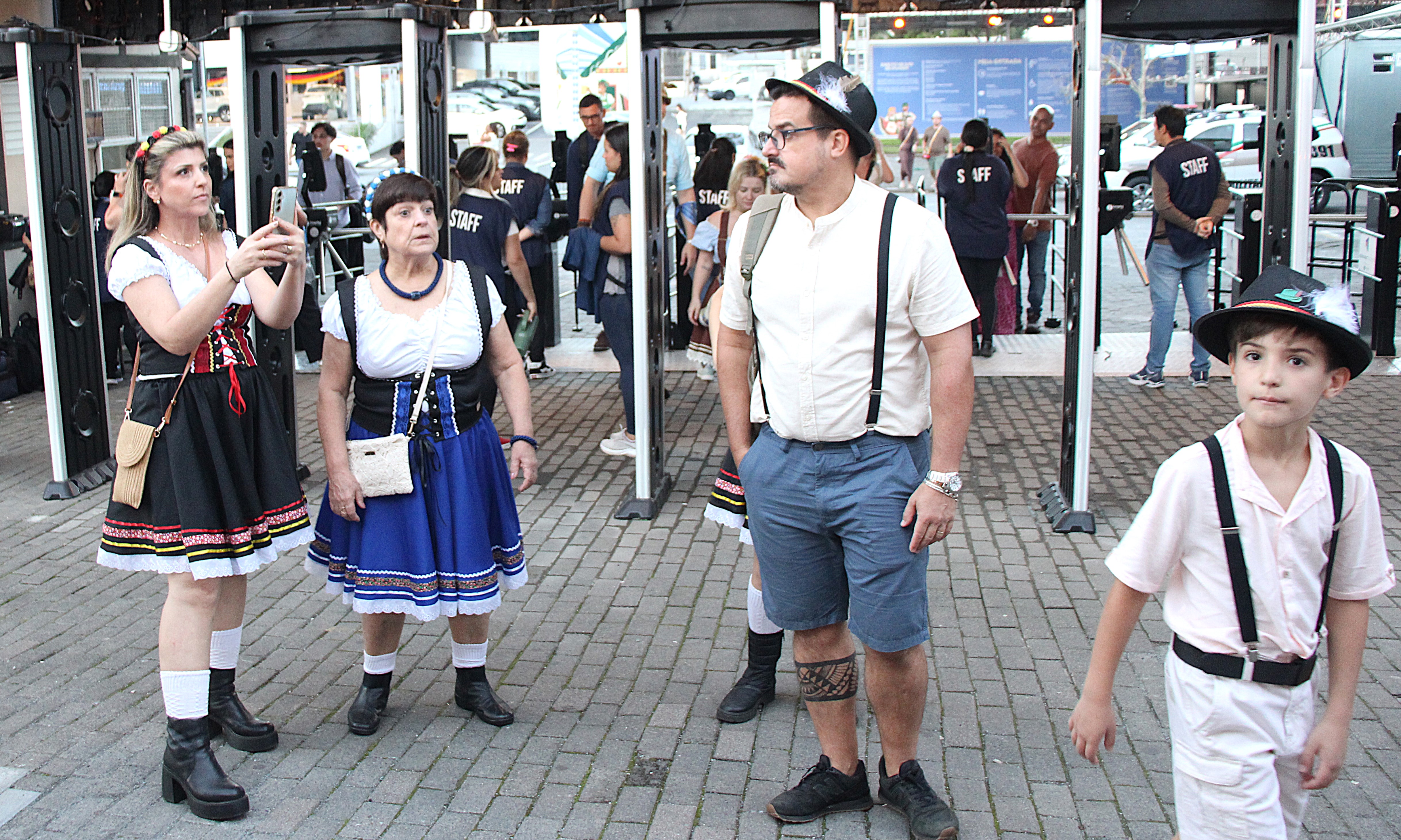 Com entrada de graça, foliões ocupam a Vila Germânica para curtir a 41ª Oktoberfest Blumenau