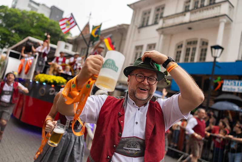 Desfile extra da Oktoberfest movimenta Blumenau na manhã desta segunda-feira, dia 12