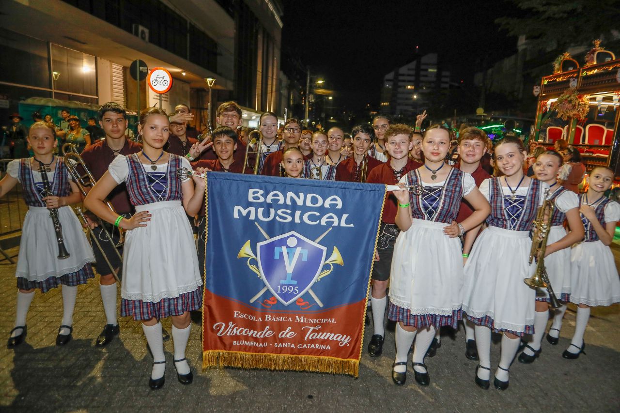 Bandas escolares no desfile da Oktoberfest valorizam o trabalho de musicalização de Blumenau