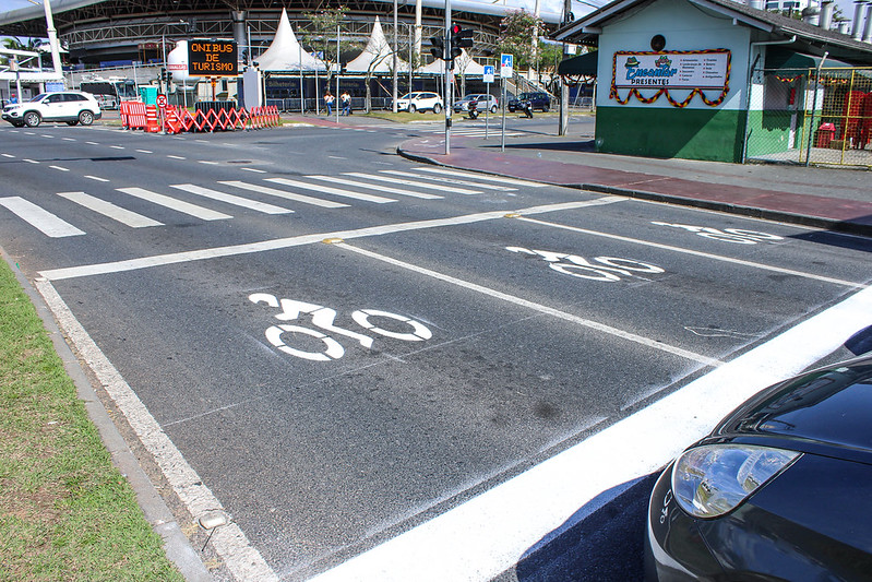 Blumenau pinta áreas de espera para motociclistas em 12 cruzamentos