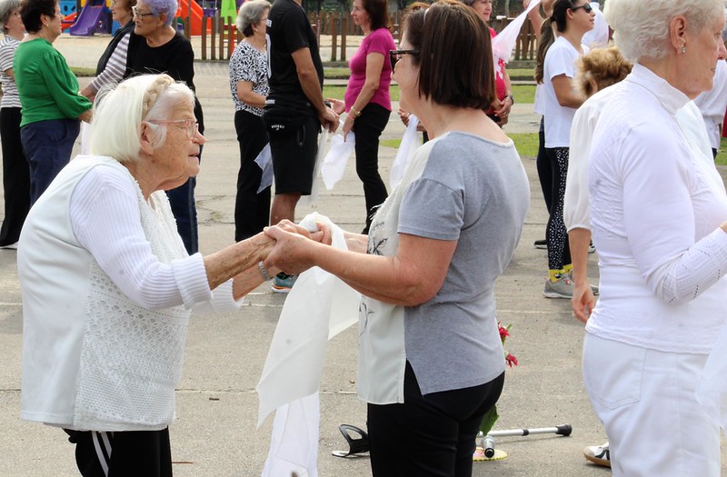Idosos da Pró-Família celebram Dia Mundial da Paz com dança no Parque Ramiro