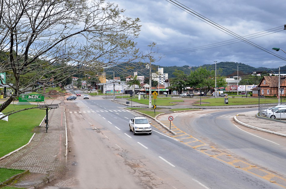 Rua Itajaí com trecho interrompido na manhã deste domingo 