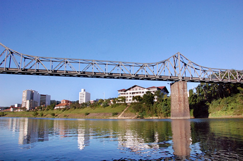 Prefeitura realiza limpeza pública na Ponte de Ferro e no túnel 