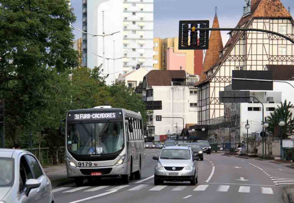 Parte do transporte coletivo vai operar em horários diferenciados nesta sexta