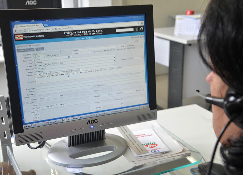 Ouvidoria da Saúde atende na opção 4 do telefone 156