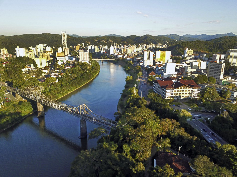 Ponte de Ferro será interditada nesta sexta-feira para montagem do Natal em Blumenau