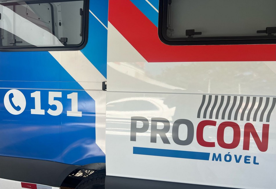 Procon Móvel atende comunidade da Velha Central na Rede Top Supermercados 