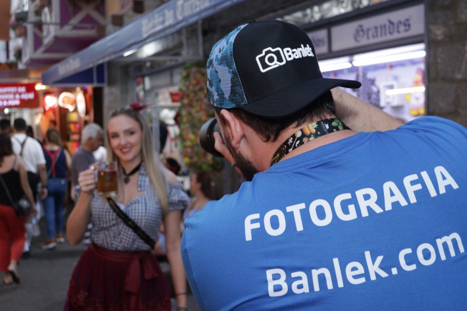 Tecnologia permite que visitantes encontrem suas fotos na Oktoberfest Blumenau com auxílio de inteligência artificial
